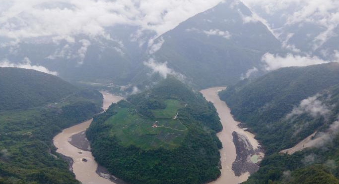 西藏边城墨脱：“一片茶叶”兴产业  