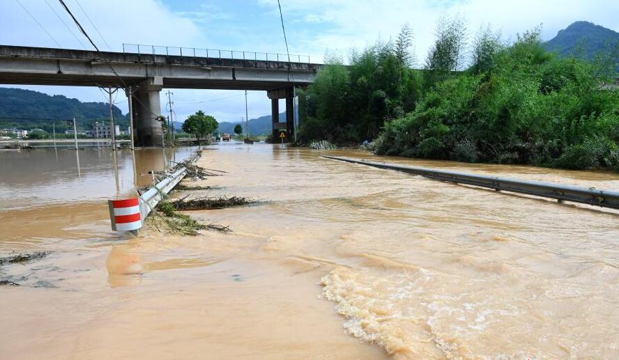 福建政和：受连日暴雨影响 国道发生溜方