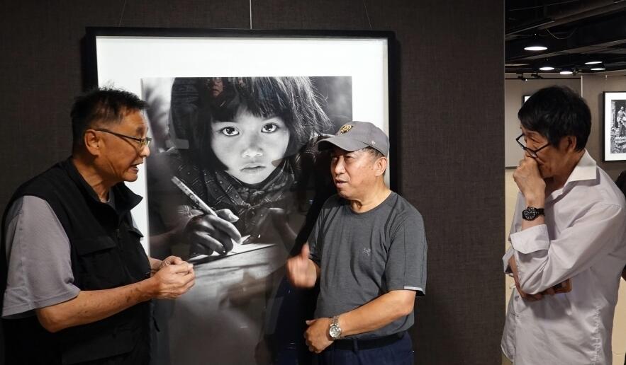 金像艺廊开馆暨解海龙《童年》摄影艺术展开幕