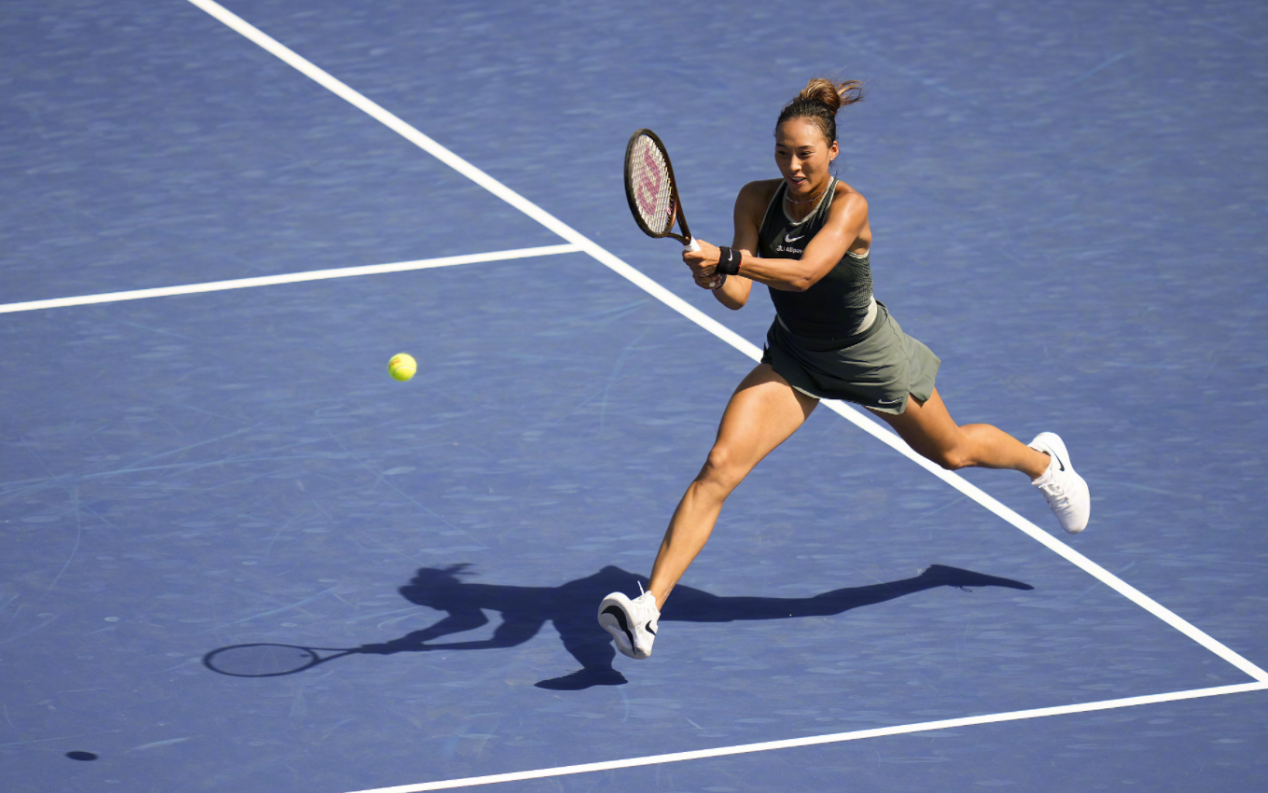 郑钦文美网赛场逆境重生：从抢七失利到Ace球闪耀，展现全面进化与不屈斗志