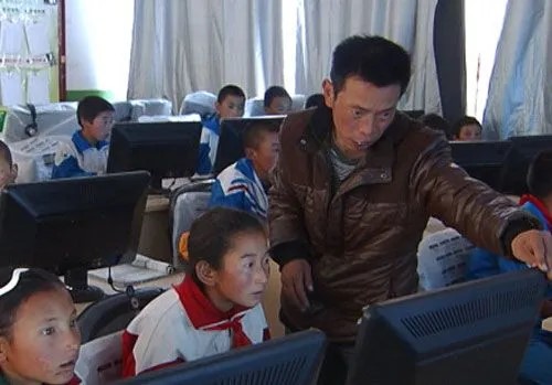 用心用情浇灌高原格桑花