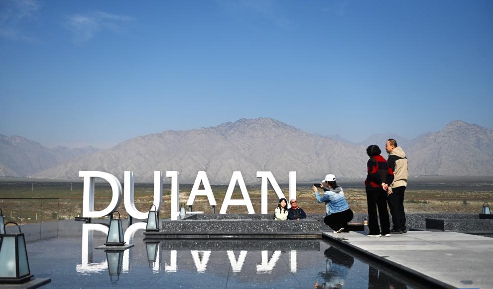 贺兰山下的图兰朵葡萄酒小镇