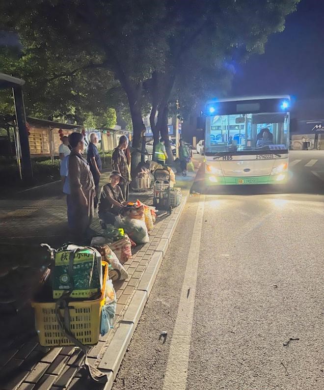 武汉十多条“卖菜公交”凌晨进城 送来满城烟火气