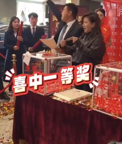 售楼中心大抽奖，临夏女士喜获迈巴赫十年驾驶权！