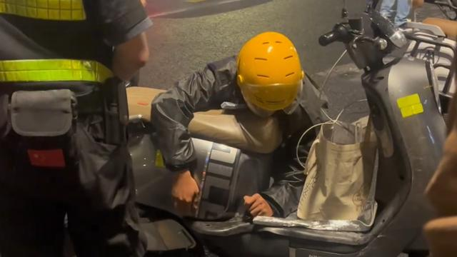 外卖小哥凌晨被偷餐崩溃大哭：生活不易，愿世间多些温柔