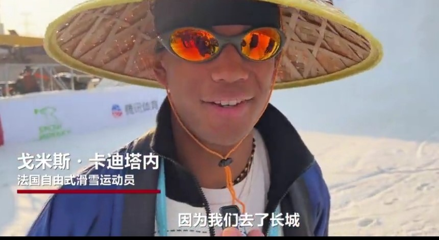 法国运动员穿“中国风”服饰现身滑雪大跳台