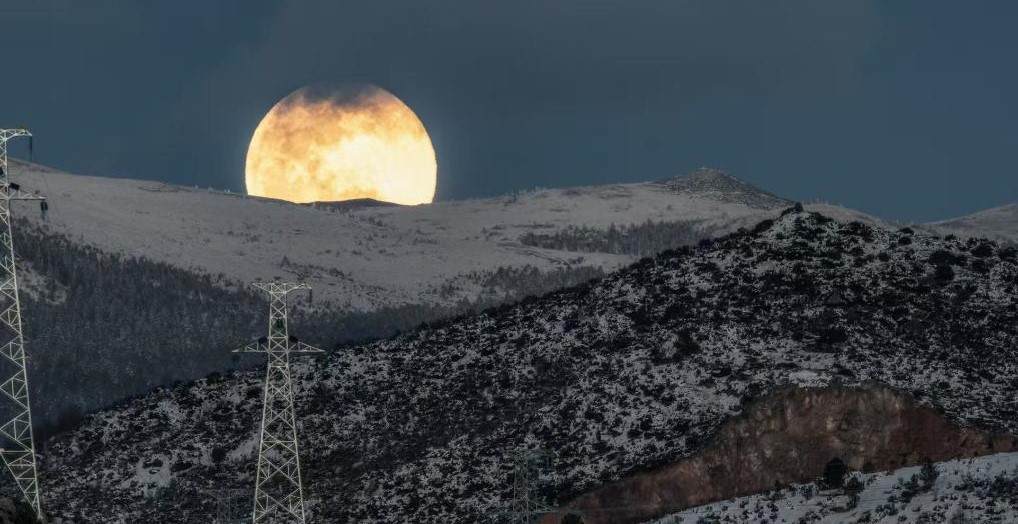 蛇年元宵节“十五的月亮十五圆”