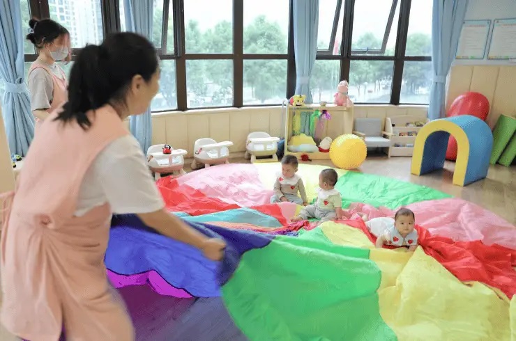 “乳儿班”来了，双职工家庭的育儿压力减轻了吗？