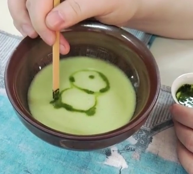 在茶汤表面画熊猫？外国青年体验中国传统“茶百戏”