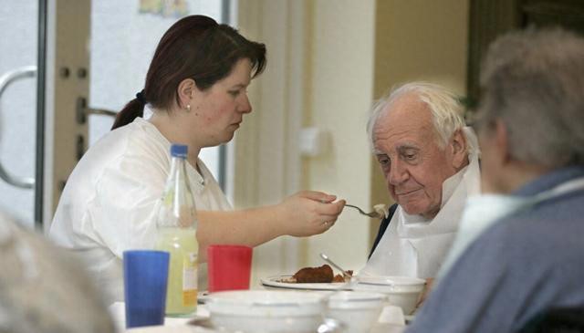 老年痴呆是吃出来的？医生坦言：3种饮食习惯会增加痴呆的风险