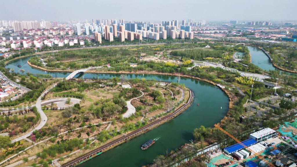 大运河堤顶筑起致富路