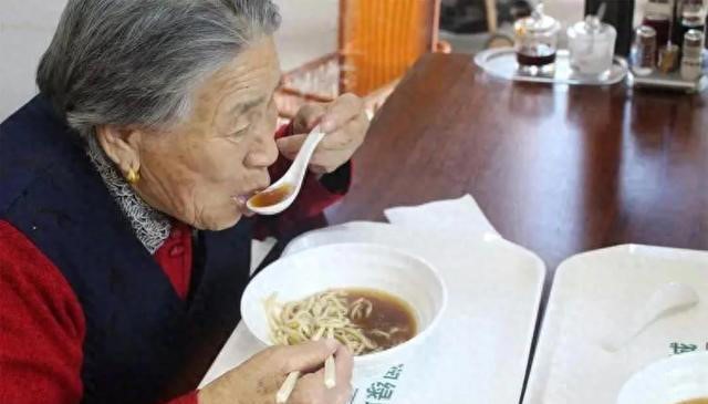 51岁大姐每次吃面都放醋，去医院体检后，医生费解：平时吃的啥？