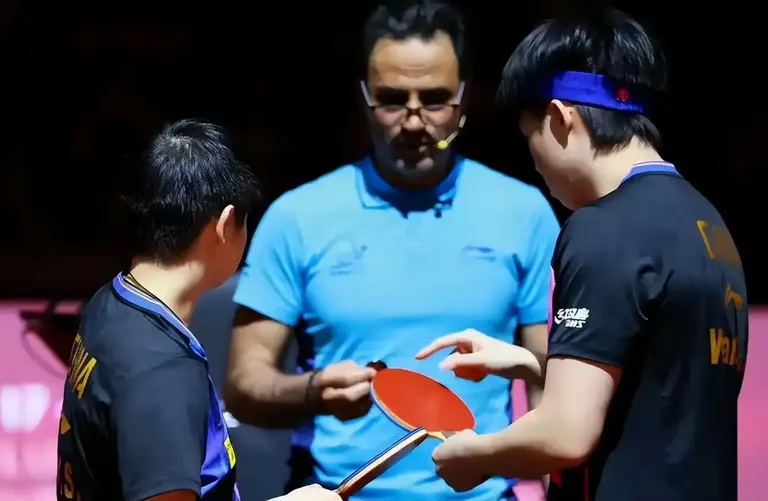 故意损坏王楚钦球拍，肇事者找到，多次用力按压，日媒发声力挺大头