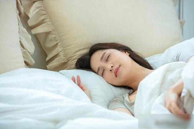 为啥有些人每天只睡4小时却精力充沛，而你睡8小时还是困？