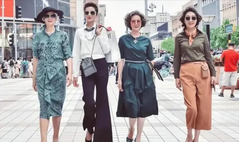 “第一批女光棍”已进入养老院，她们如今的生活，印证了费翔当年说的话