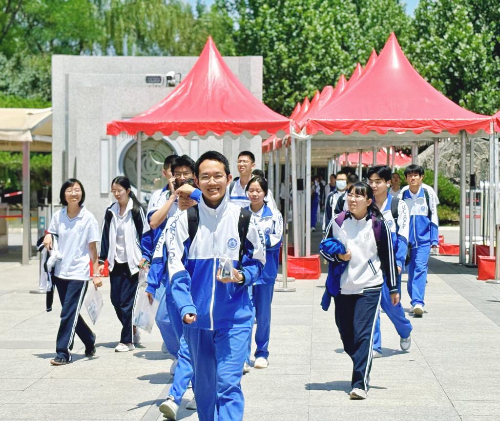 青春赴考场 执笔向未来——2025年高考首日见闻