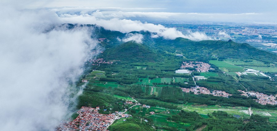 山东邹平：夏雨润大地 白云覆山峦