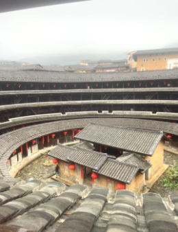 永定土楼金秋画卷：百年客家庄园上演多彩"晒秋"民俗秀