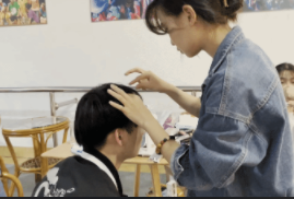 从"头发管理"到"人格塑造"：发型规范的教育价值重构