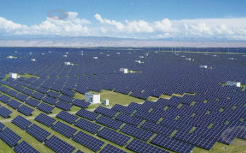 青海塔拉滩：荒漠崛起全球最大光伏“蓝海”