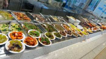 都市白领青睐社区食堂，“小饭桌”何以解忧？