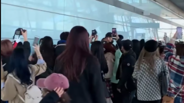 粉丝高铁站围堵明星致混乱 经纪公司与铁路部门齐发声