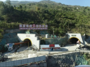 宜攀高速关键隧道竖井贯通 547米深井攻克施工难题