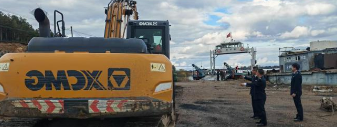 黑龙江逊克开辟“水上绿色通道” 抢运机械保障秋收