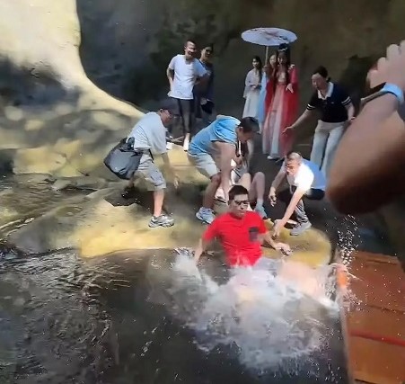 张继科拍瀑布时突然落水，游客纷纷伸手想拉住他，景区：事发九龙洞，人没事