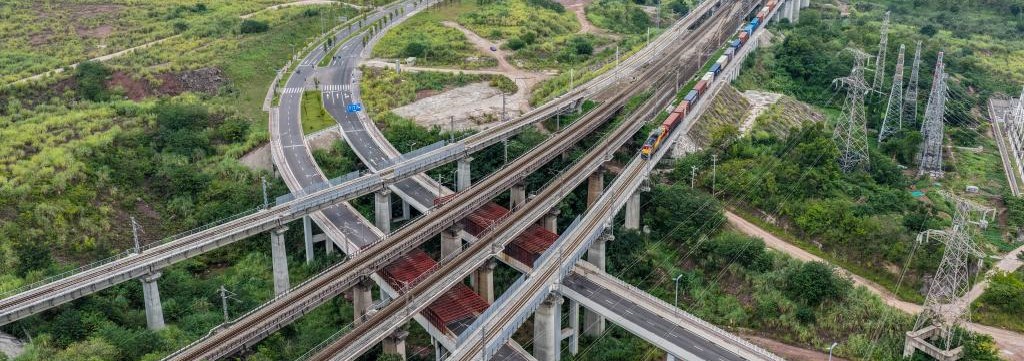 繁荣通道经济见证中国西部加速迈向开放高地