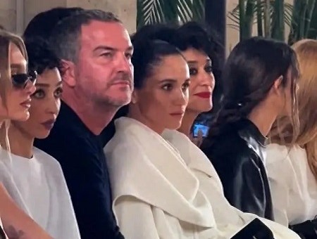 44岁梅根首次亮相巴黎时装周，挺紧张，“身披床单”遭群嘲