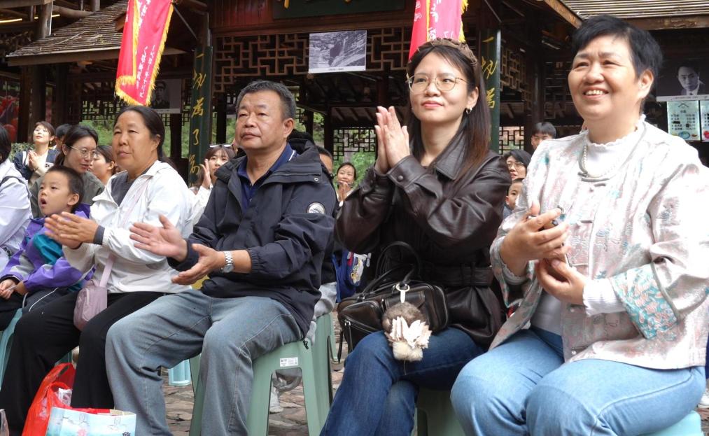 特色主题活动点燃假期红色旅游热