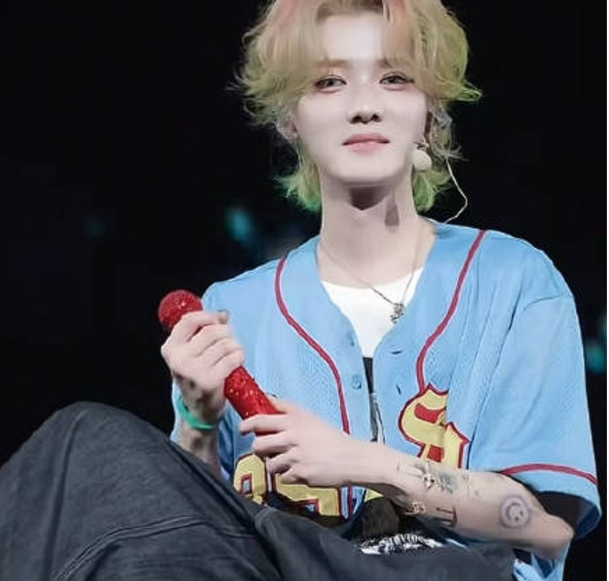 鹿晗曾被拍到膝盖渗血腿不自主颤抖