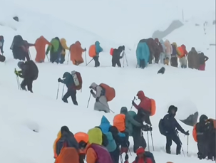 西藏定日县成功完成嘎玛沟受困徒步游客救援工作