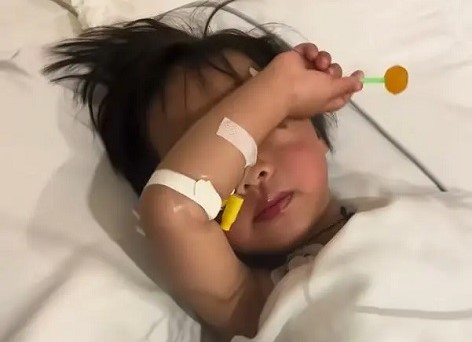 车内睡觉失踪的4岁女童找到后，民警哭了为何让人动容？