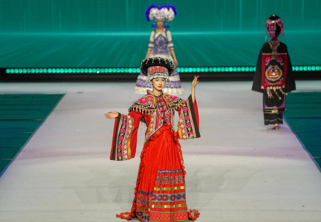 从深山到T台 楚雄彝绣如何“绣”出亿元产业