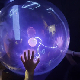 甘肃学子赴港澳研学 紫荆花下见证国旗升起