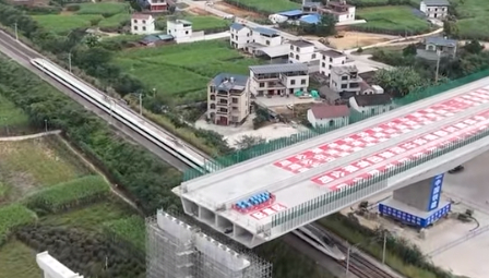 广西最重转体桥成功跨越衡柳铁路