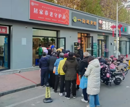 社区老年食堂升级 暖心服务守护“舌尖上的晚年”