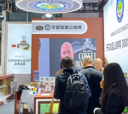 进博会上飘“合作香”，中外好物交融见证开放共赢