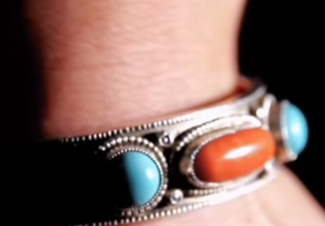 北疆小城民族手工艺焕新，"金石交"品牌促融合共富