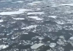 黑龙江抚远段迎来流冰期 界江即将进入冰封季