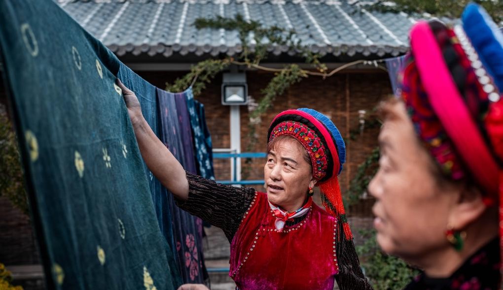 白族扎染：指尖流转蓝白韵