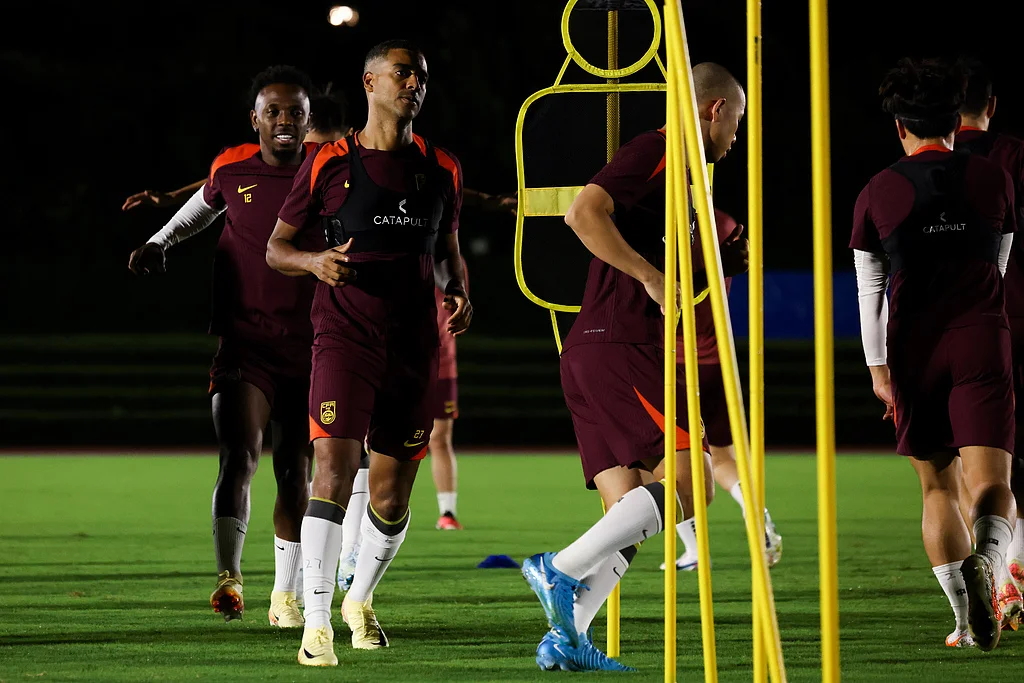 国足中后场组合基本浮出水面，伊万将抉择锋线搭配(图1)