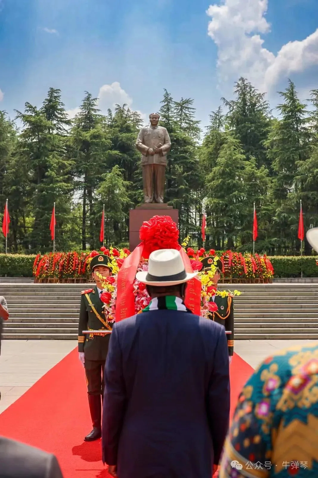 来北京的领导人中，有一位特殊的客人(图1)