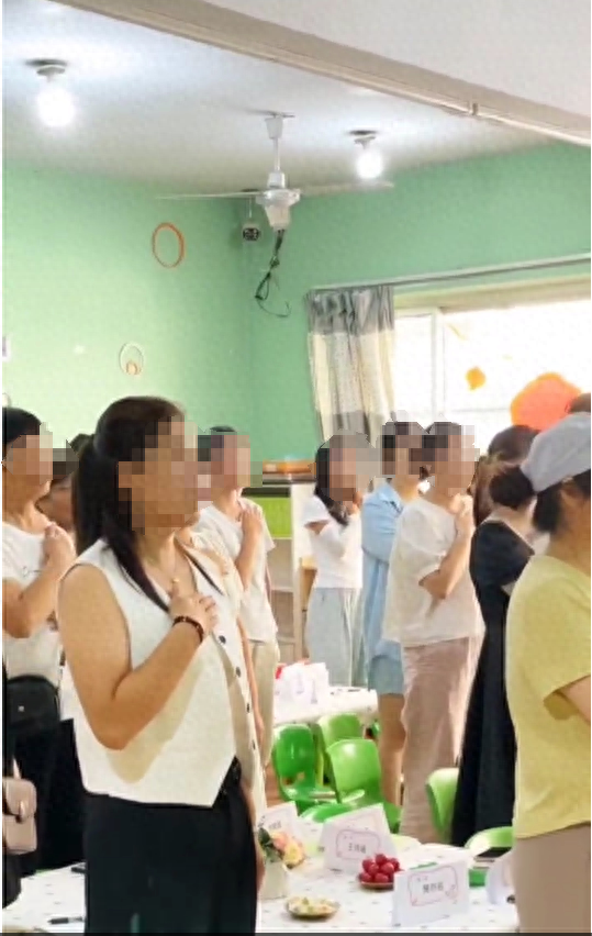 幼儿园新生入学，家长竟要宣誓，背后原因引人深思(图1)