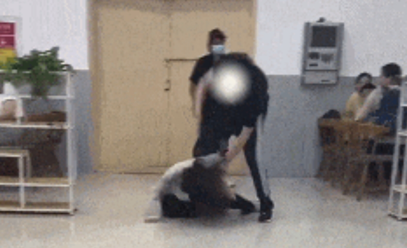 江苏师范大学食堂内男生将女生打倒？校方回应(图1)