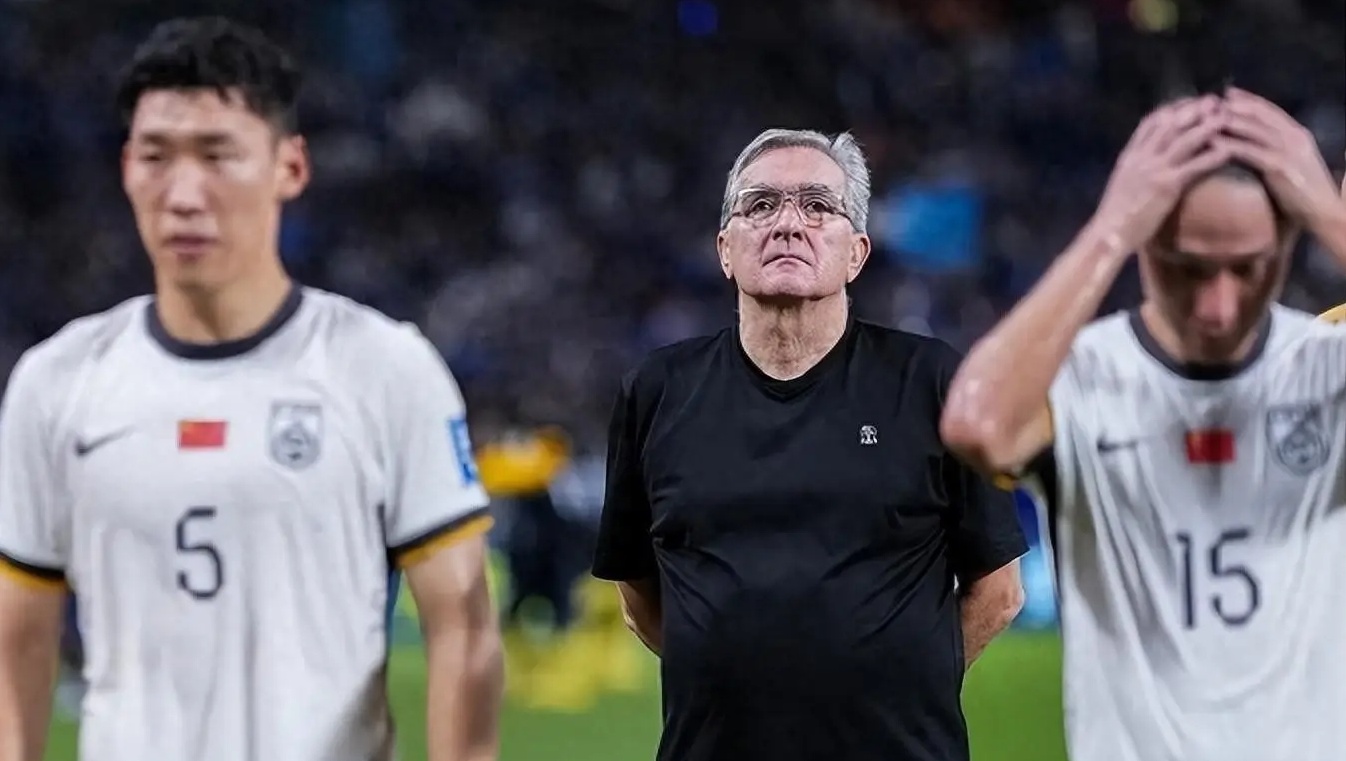 足返抵大连首训，伊万科维奇：理解球迷愤怒，中国队会好起来，力争小组第4目标不变 (图1)