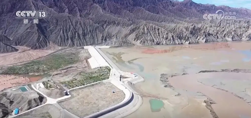 淤泥造良田、戈壁变粮仓 新疆数座水库排沙清淤“变废为宝” (图2)