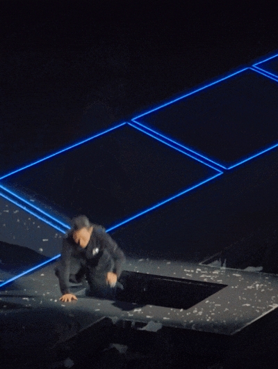 冲上热搜！刘德华演唱会不慎踩空摔倒，手指受伤(图1)